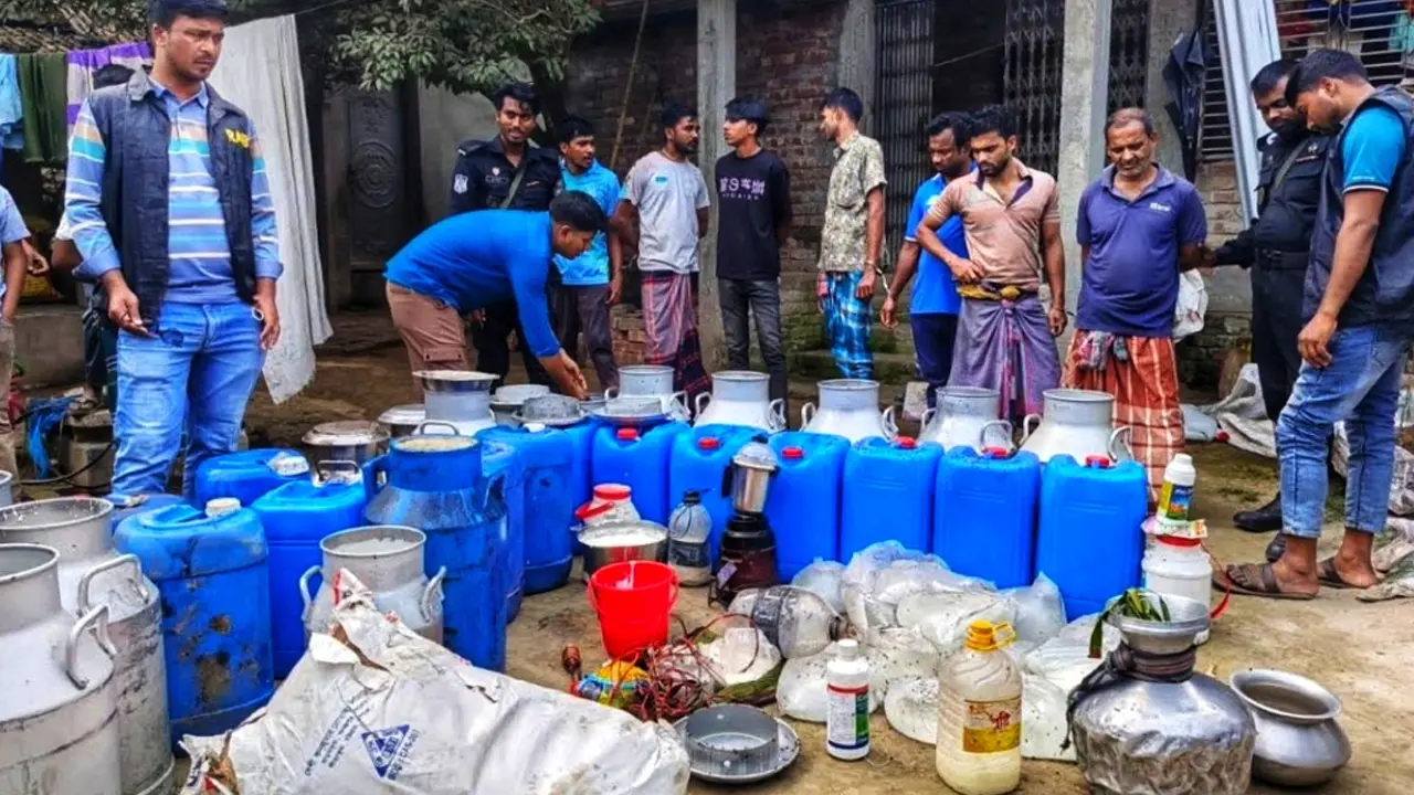জেলি-সয়াবিন তেল-সোডা মিশিয়ে দুধ তৈরি করছিল চক্রটি