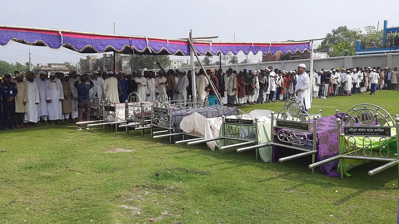 মোংলায় পাশাপাশি কবরে ৯ জনের দাফন সম্পন্ন