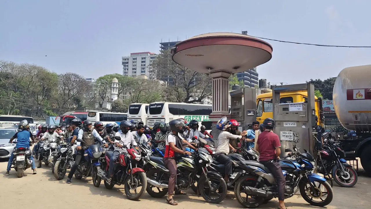 বিরক্ত-বিক্ষুব্ধ বাইকাররা, দুই লিটার তেল কিনতে লাইনে আড়াই ঘণ্টা!