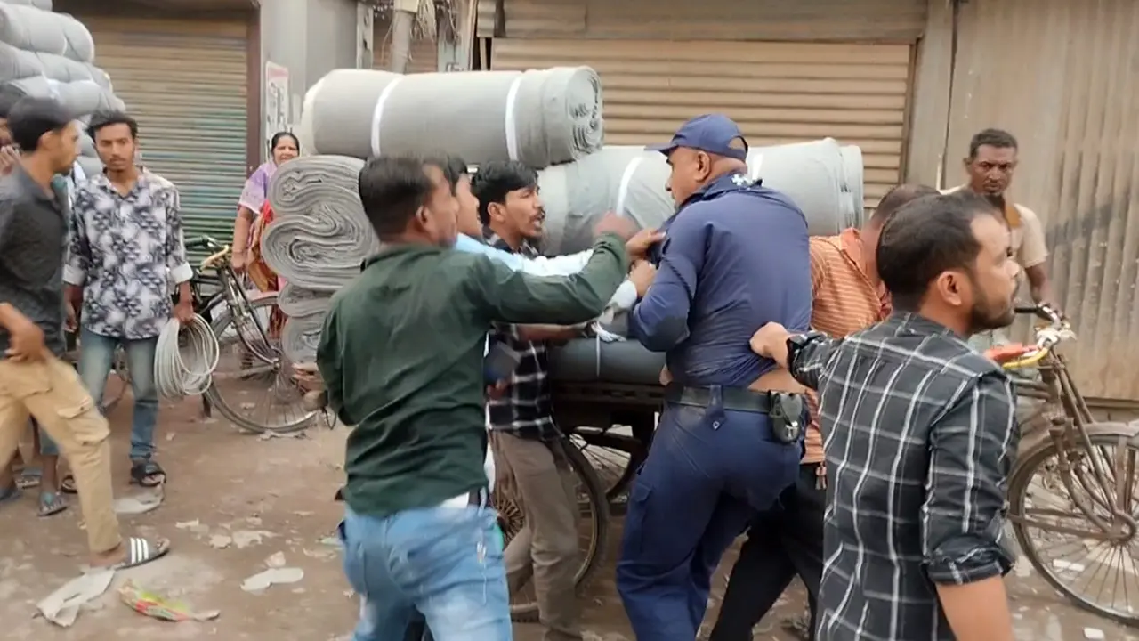 নারায়ণগঞ্জে পুলিশ কর্মকর্তাকে মারধর
