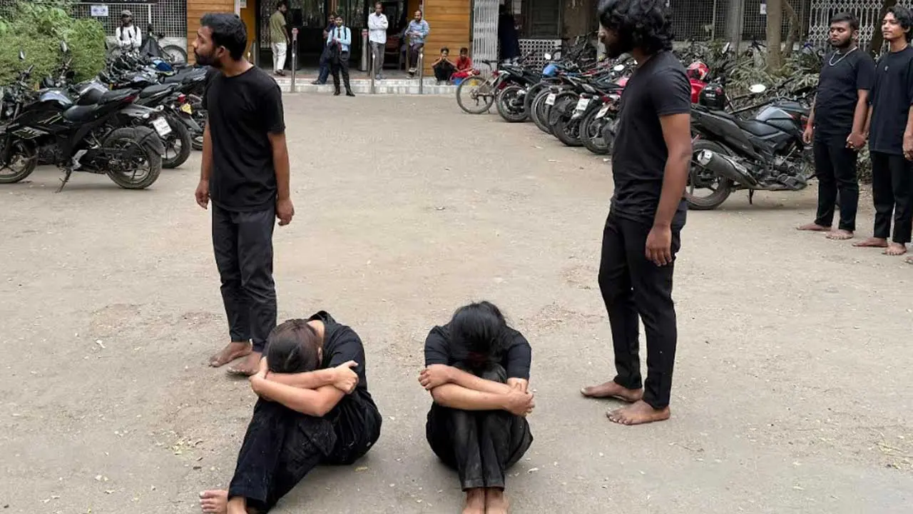 নারী অধিকার ও সমতার বার্তা নিয়ে ঢাবিতে পথনাটক