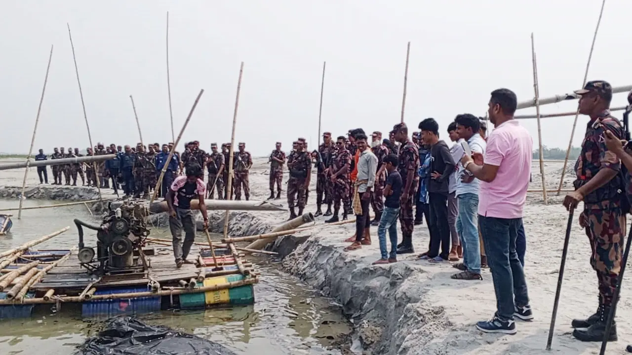 তিস্তায় পাথর উত্তোলনের সব সরঞ্জাম বিনষ্ট করল প্রশাসন