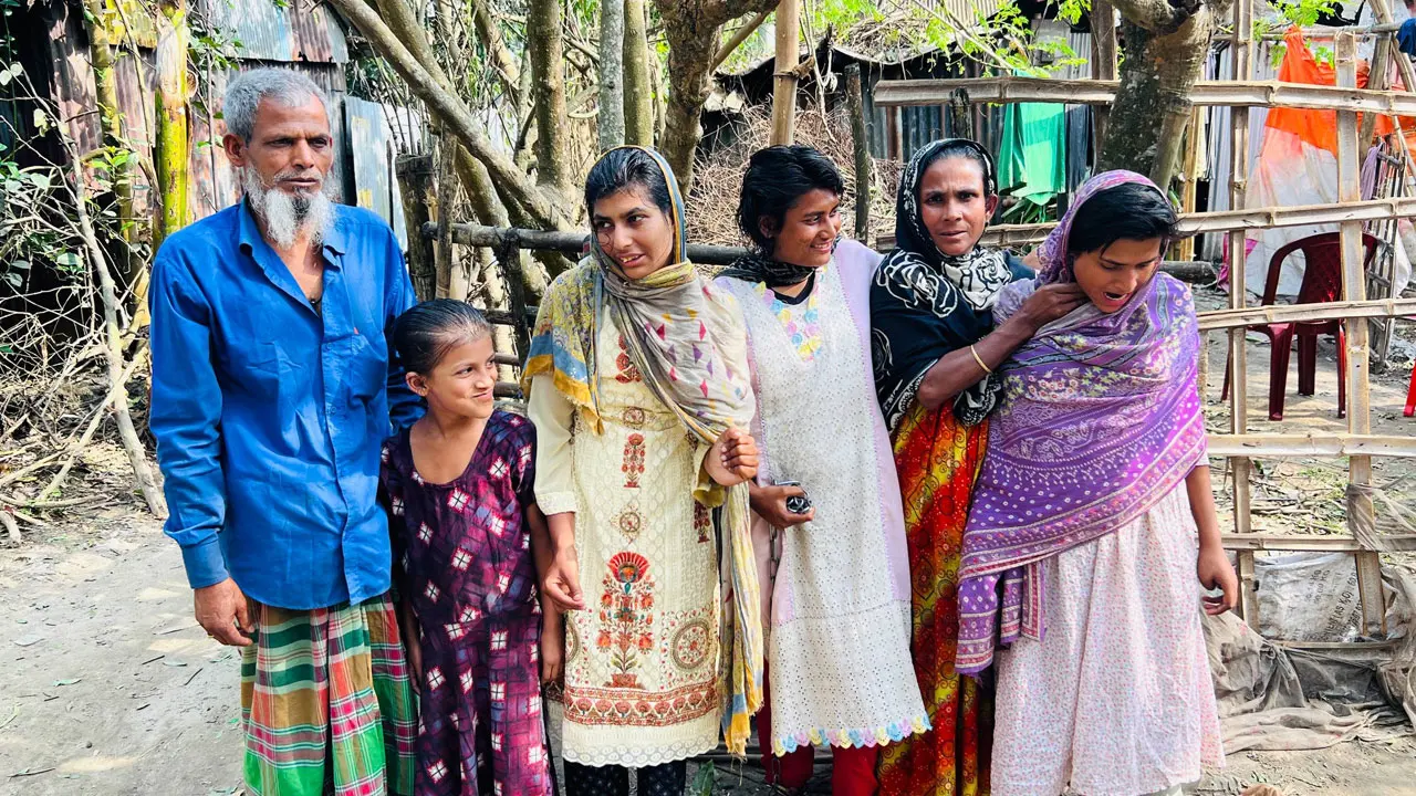 চার প্রতিবন্ধী মেয়েকে নিয়ে গোলাপ-ফিরোজা দম্পতির বেঁচে থাকার যুদ্ধ