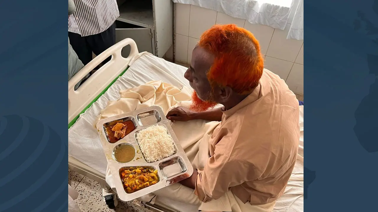 সরকারি হাসপাতালে ভর্তি হয়ে সাধারণ রোগীদের খাবার খেলেন এমপি