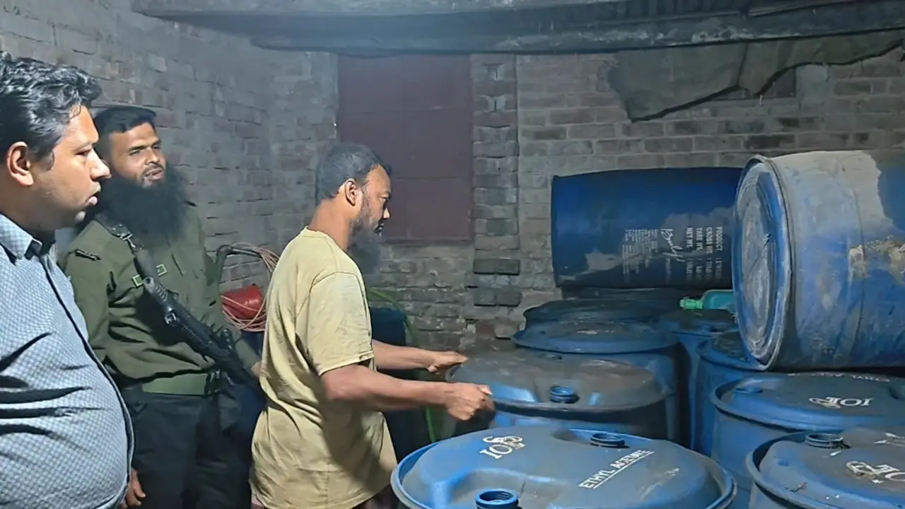 নাটোরে অবৈধভাবে তেল মজুতের দায়ে ব্যবসায়ীকে জরিমানা