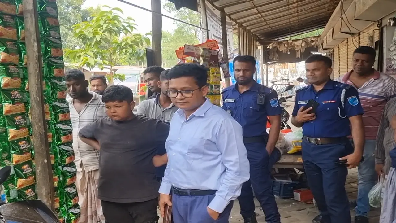 মাদারীপুরে পেট্রোল মজুত করে বেশি দামে বিক্রি