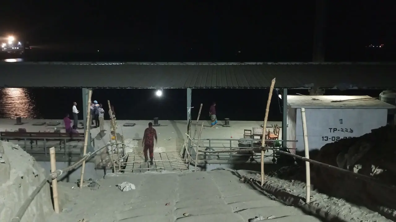 পাটুরিয়ায় যাত্রী ও টিকিট কালেক্টরদের মধ্যে হাতাহাতি, লঞ্চ চলাচল বন্ধ