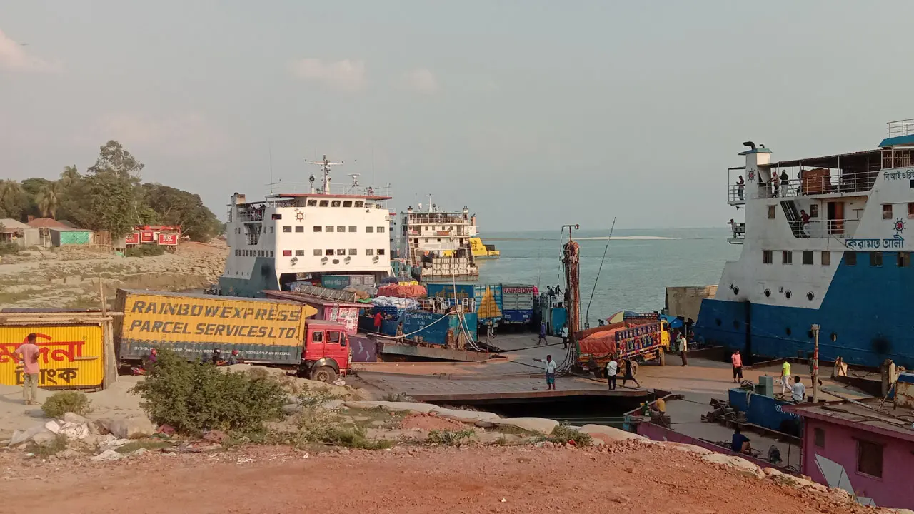 ঈদযাত্রায় পাটুরিয়ায় বাড়ছে যানবাহন, ফেরিতে উঠতে সময় লাগছে বেশি