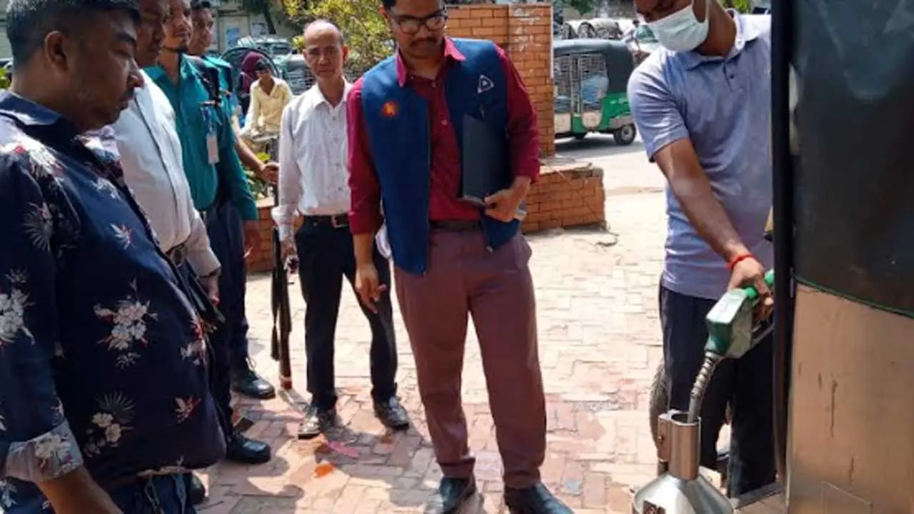 লিটারে ২৪ মিলি কম দিচ্ছিল চট্টগ্রামের বাদশা মিয়া পেট্রোল পাম্প