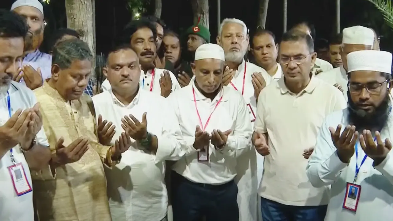 দিনাজপুরে নানা-নানি ও খালার কবর জিয়ারত করলেন প্রধানমন্ত্রী