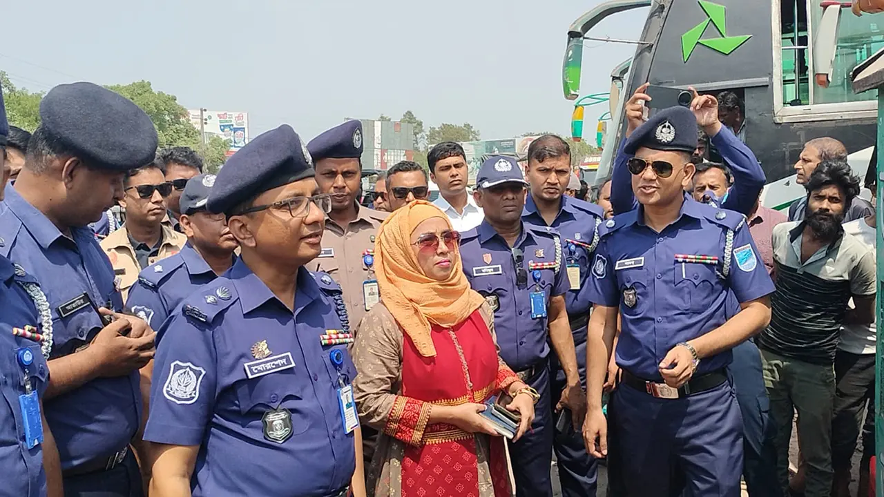 দৌলতদিয়া ঘাটে যাত্রী হয়রানি বন্ধে জেলা প্রশাসনের নানা উদ্যোগ