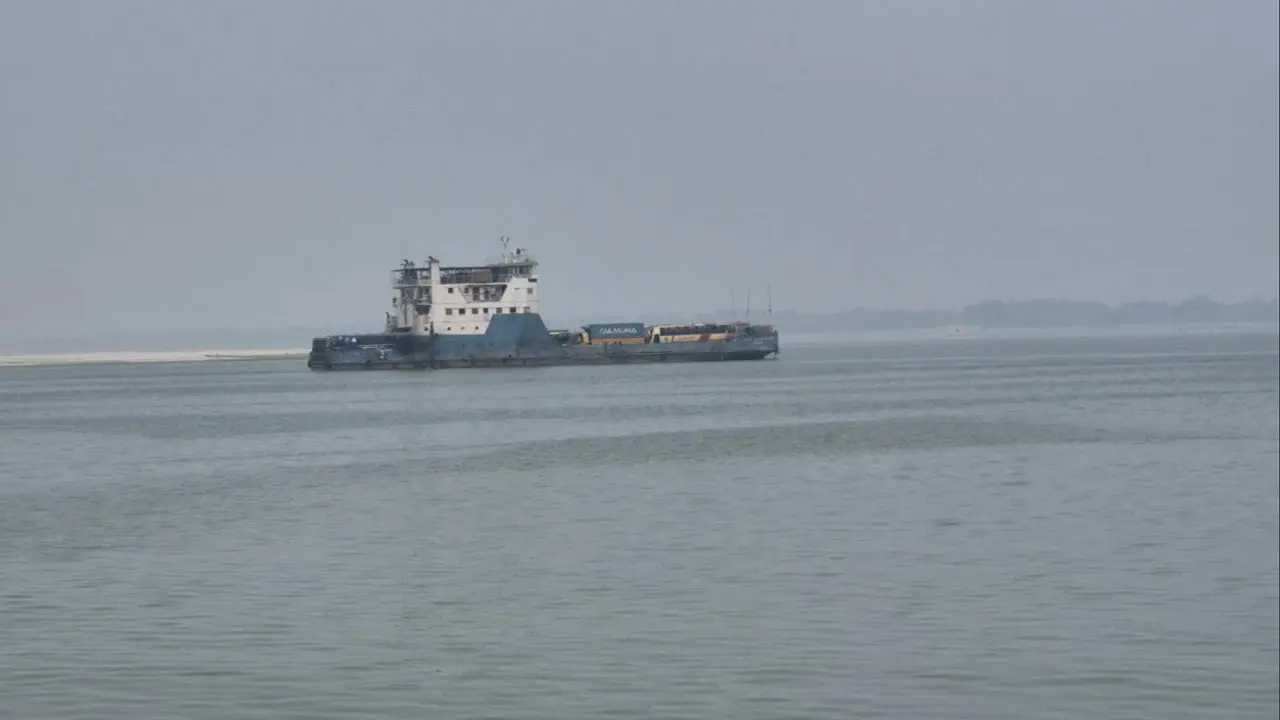 দৌলতদিয়া-পাটুরিয়া নৌরুটে ফেরি চলাচল শুরু