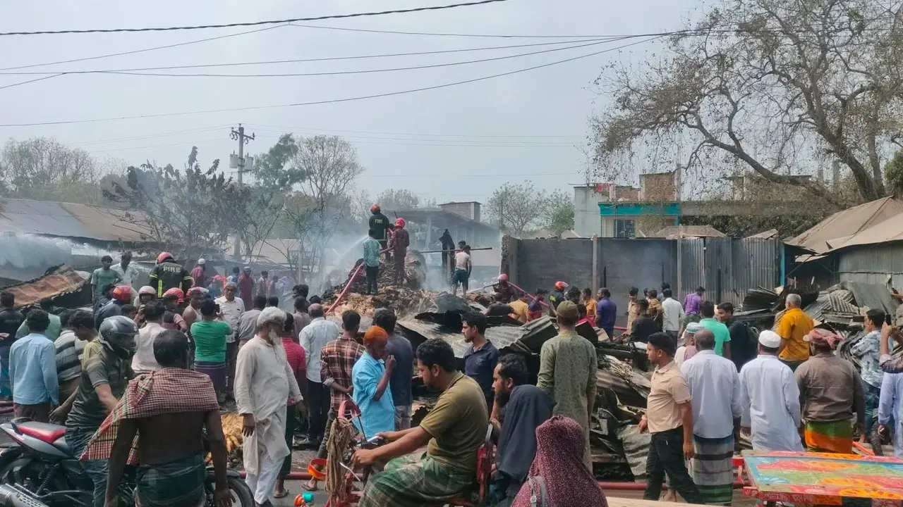 রাজবাড়ীতে পাটের গোডাউনে আগুন, ৩ ফায়ার ফাইটার আহত