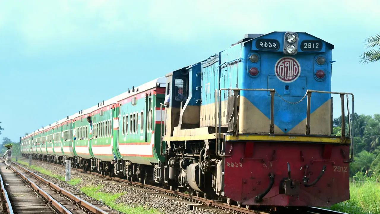 সকাল সাড়ে ৬টার রংপুর এক্সপ্রেস আসবে বেলা ১২টার পর