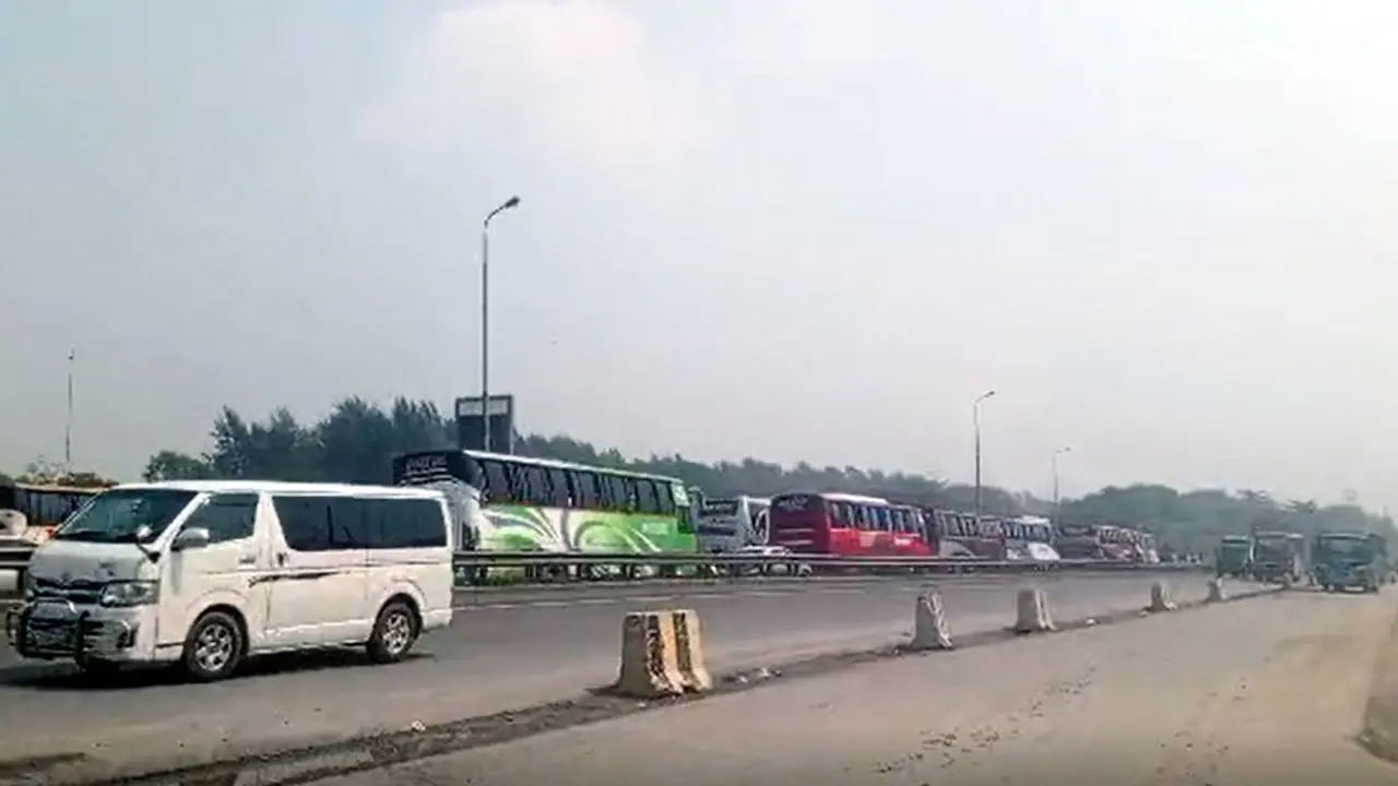 ২৮ ঘণ্টা যানজট-ধীরগতি শেষে সচল সিরাজগঞ্জ মহাসড়ক