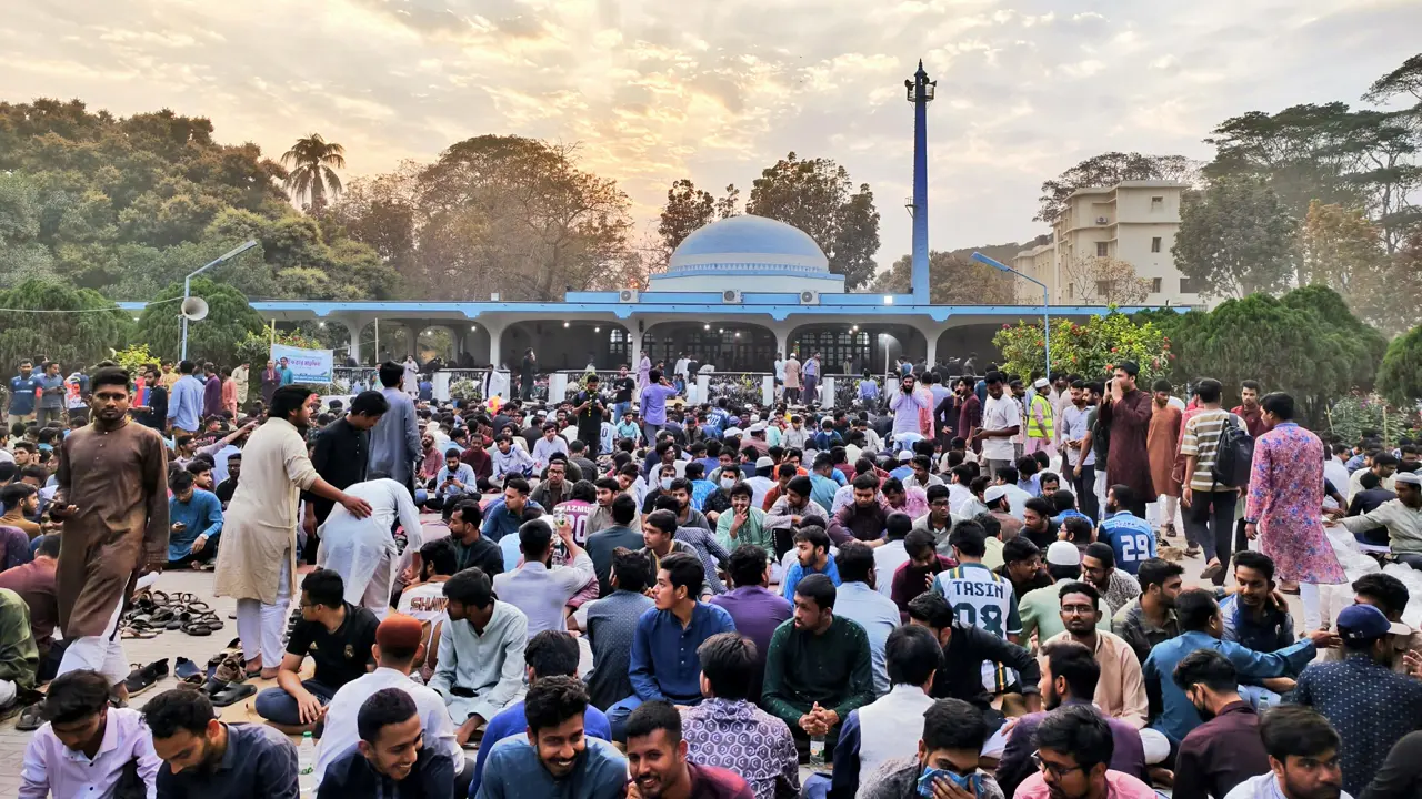 প্রথমবার রাকসুর উদ্যোগে ১৮ হাজার শিক্ষার্থী নিয়ে গণ-ইফতার