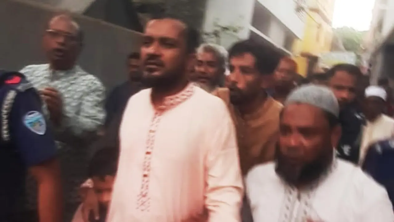 প্যারোলে মুক্তি পেয়ে বাবার জানাজায় স্বেচ্ছাসেবক লীগ নেতা