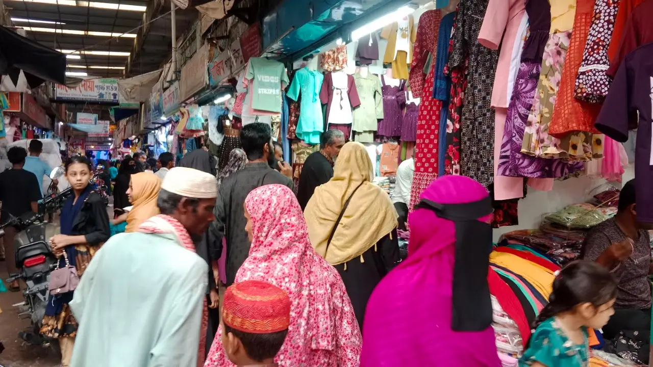 মৌলভীবাজারে শেষ সময়ে জমে উঠেছে ঈদের কেনাকাটা