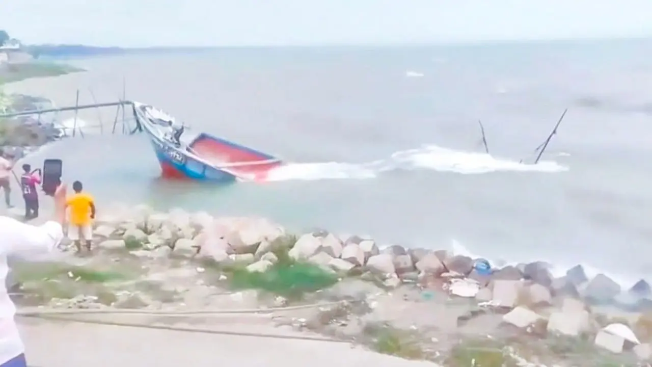 পদ্মা নদীতে ঝড়ের কবলে ডুবে গেল সিমেন্টবোঝাই তিনটি ট্রলার
