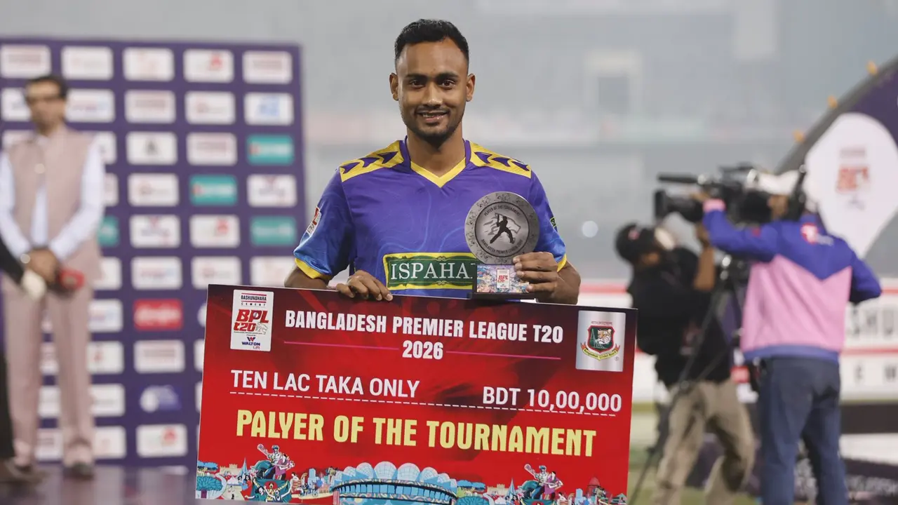 বিপিএলের সেরা খেলোয়াড়ের অর্থপুরস্কার মাঠকর্মীদের দিলেন শরিফুল