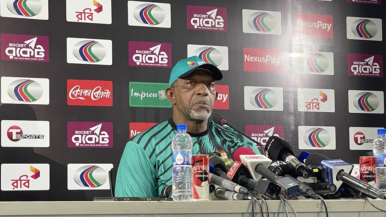 পাকিস্তানের বিপক্ষে সিরিজে ভালো উইকেটের প্রত্যাশা সিমন্সের