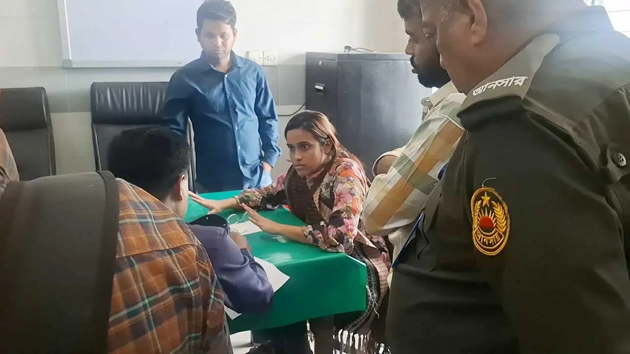 হাসপাতালে অব্যবস্থাপনা নিয়ে কথা বলায় ছাত্র ফেডারেশনের নেত্রী অবরুদ্ধ