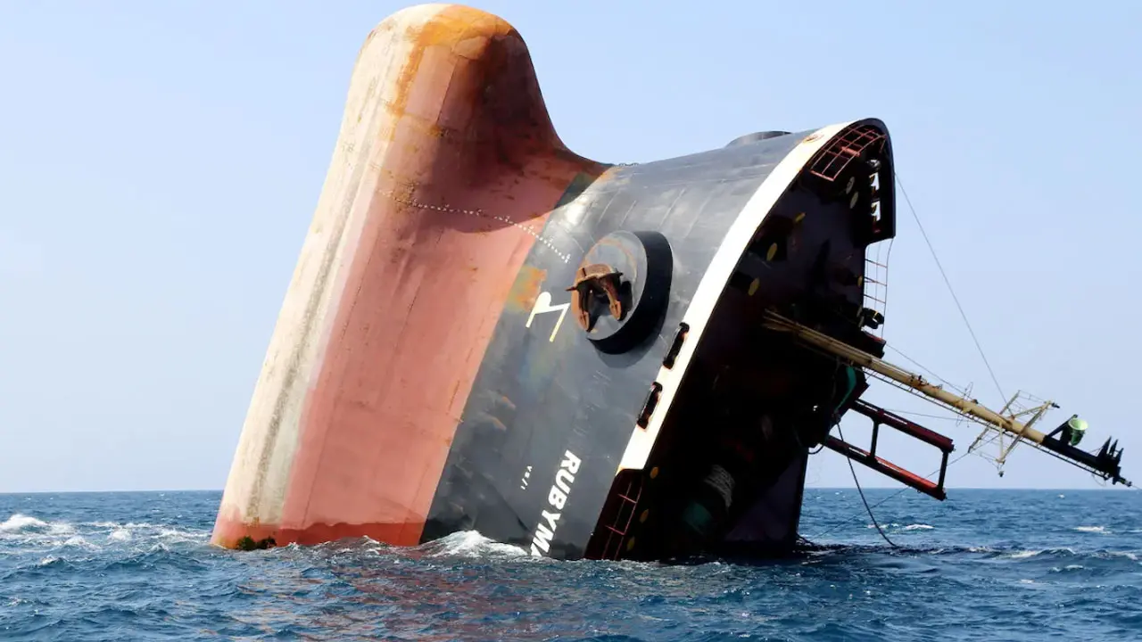 কুয়েতের উপকূলে ড্রোন হামলায় ডুবল তেলবাহী ট্যাংকার