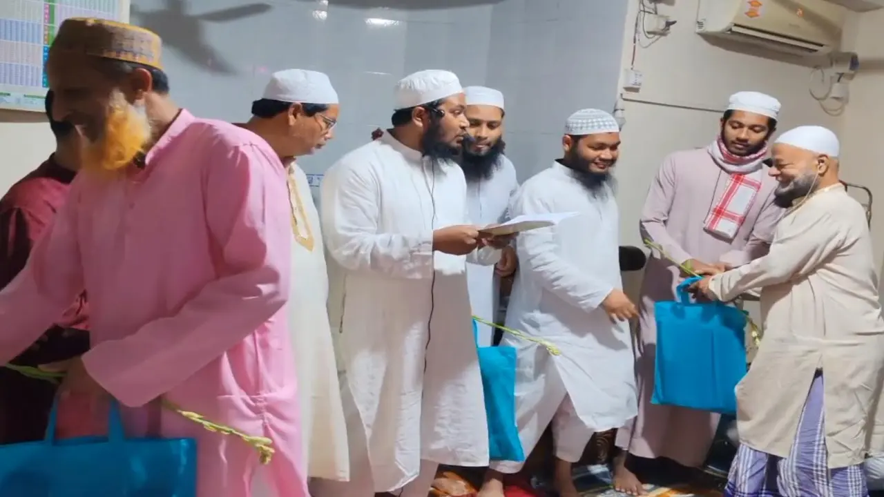 জামাতে নিয়মিত তারাবি পড়ায় ৪০ মুসল্লিকে পুরস্কৃত করল মসজিদ কমিটি