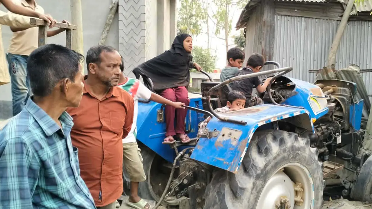 প্রতিবেশীর সন্তানকে বাঁচাতে গিয়ে ট্রাক্টরের চাপায় প্রাণ গেল গৃহবধূর