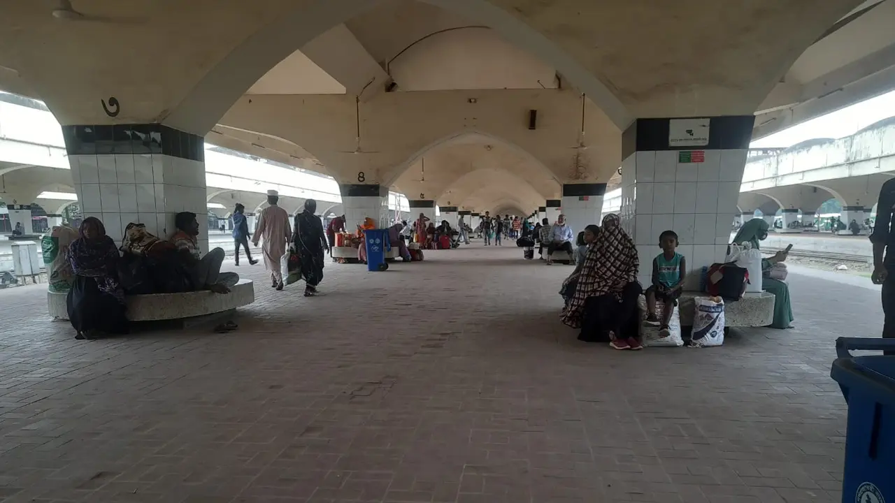 ৩ দিনের ছুটি : ট্রেনে আসা-যাওয়া যাত্রীর চাপ কম