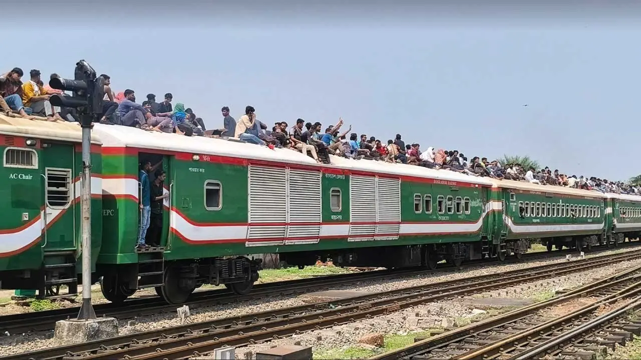 ‘বিষাদের’ নীলসাগর ছাদভর্তি মানুষ নিয়ে ঢাকা ছাড়ল