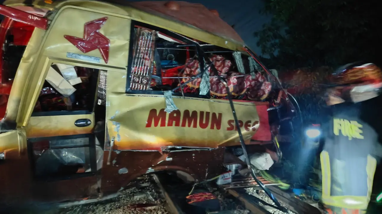 কুমিল্লায় বাসে ট্রেনের ধাক্কায় নিহত ৭