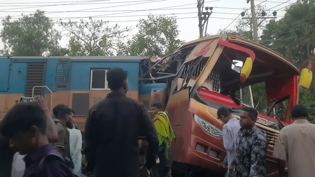 দায়িত্বে অবহেলায় দুর্ঘটনা, ঘটনাস্থলে ছিলেন না দুই গেটম্যানের কেউই