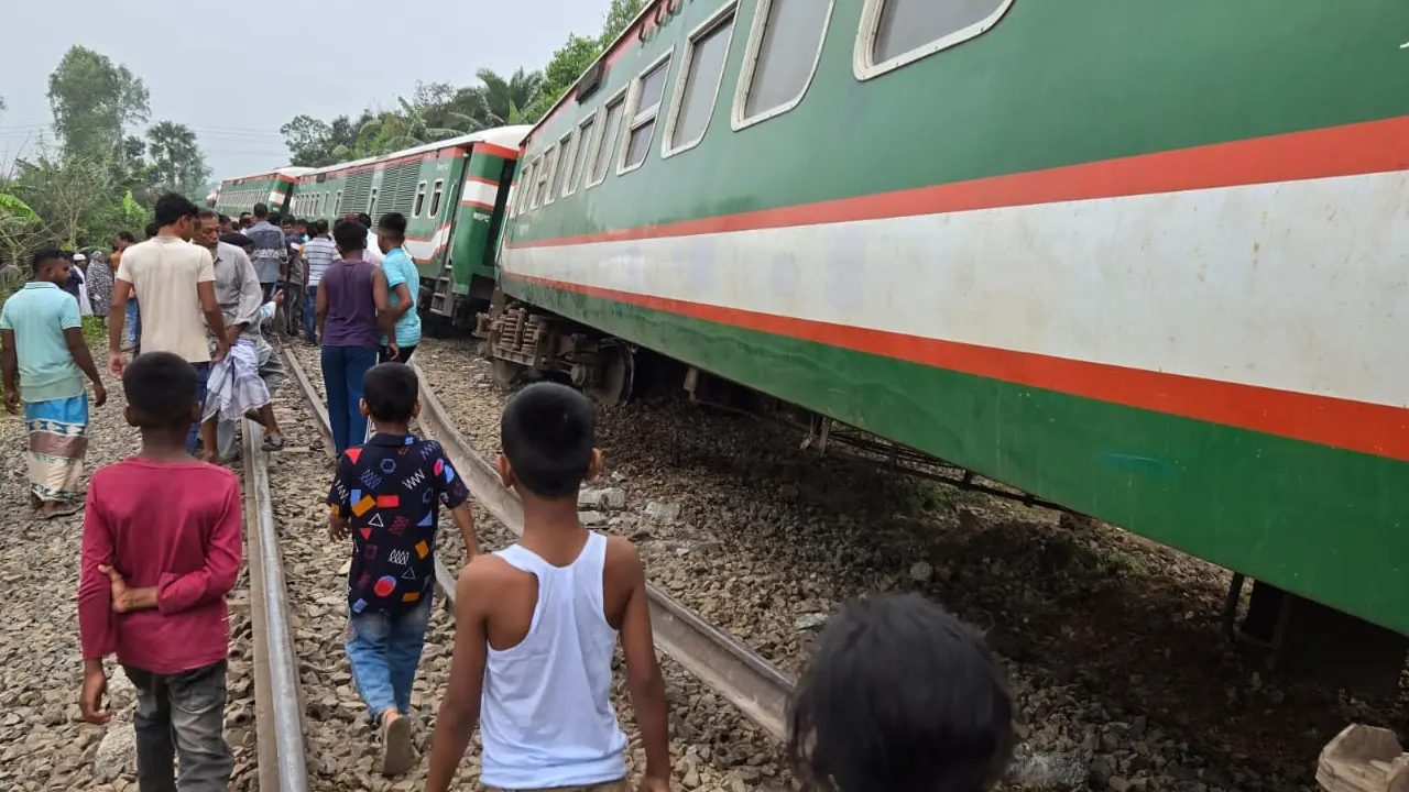 চালকের অবহেলায় ৯ বগি লাইনচ্যুত, সহকারী স্টেশন মাস্টার বরখাস্ত