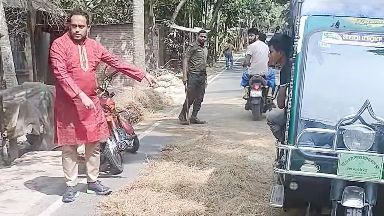 পাকা সড়কে ফসল শুকানো বন্ধে মাঠে নামলেন ইউএনও নাজমুল ইসলাম