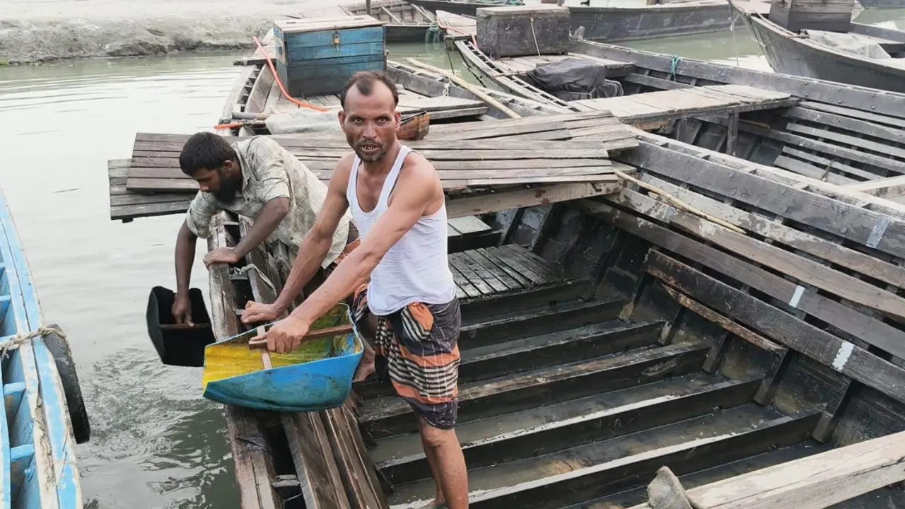 ‘তেল নাই, নৌকা চালামু কেমনে’