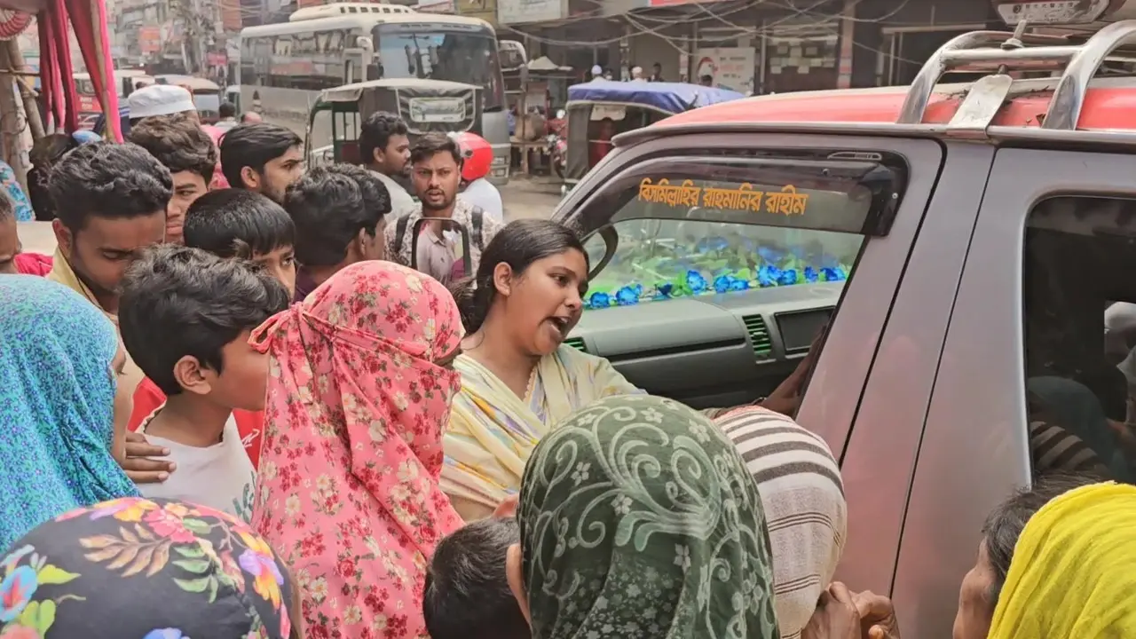 শ্রীপুরে সিজারের পর প্রসূতির মৃত্যু, হাসপাতাল ভাঙচুর ও সড়ক অবরোধ