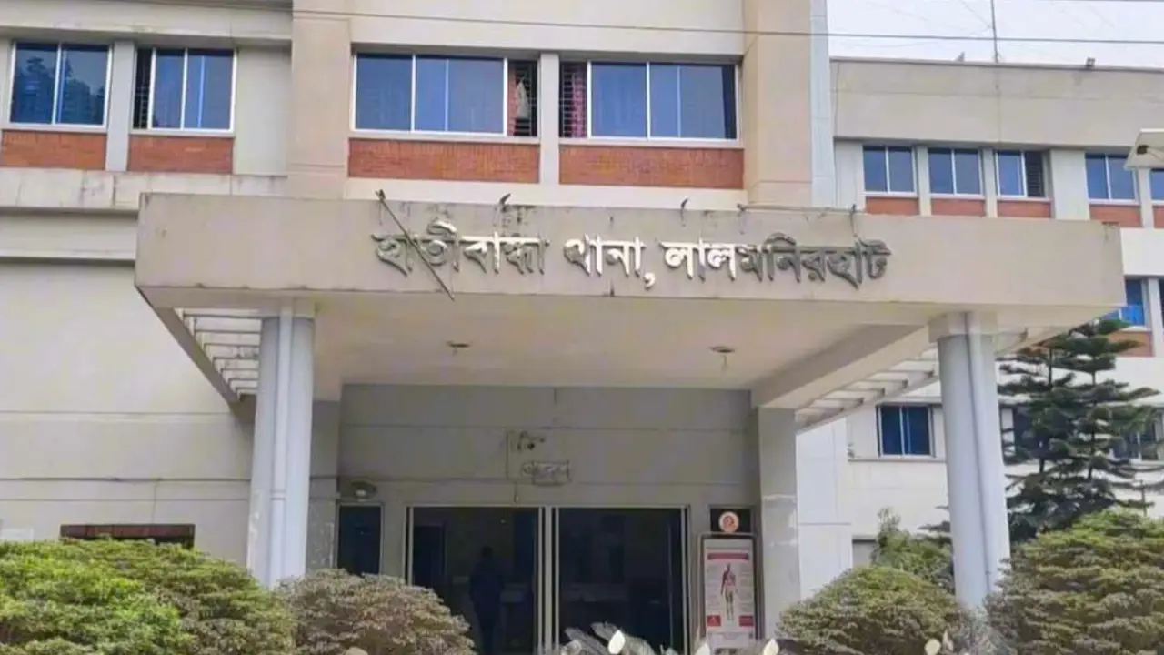 দুই পুলিশ কর্মকর্তাকে পিটিয়ে হাতকড়াসহ মাদক কারবারিকে ছিনতাই