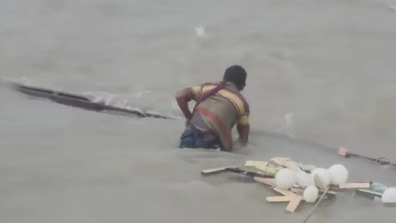ঝড়ের কবলে পড়ে মেঘনায় মাছধরার নৌকাডুবি