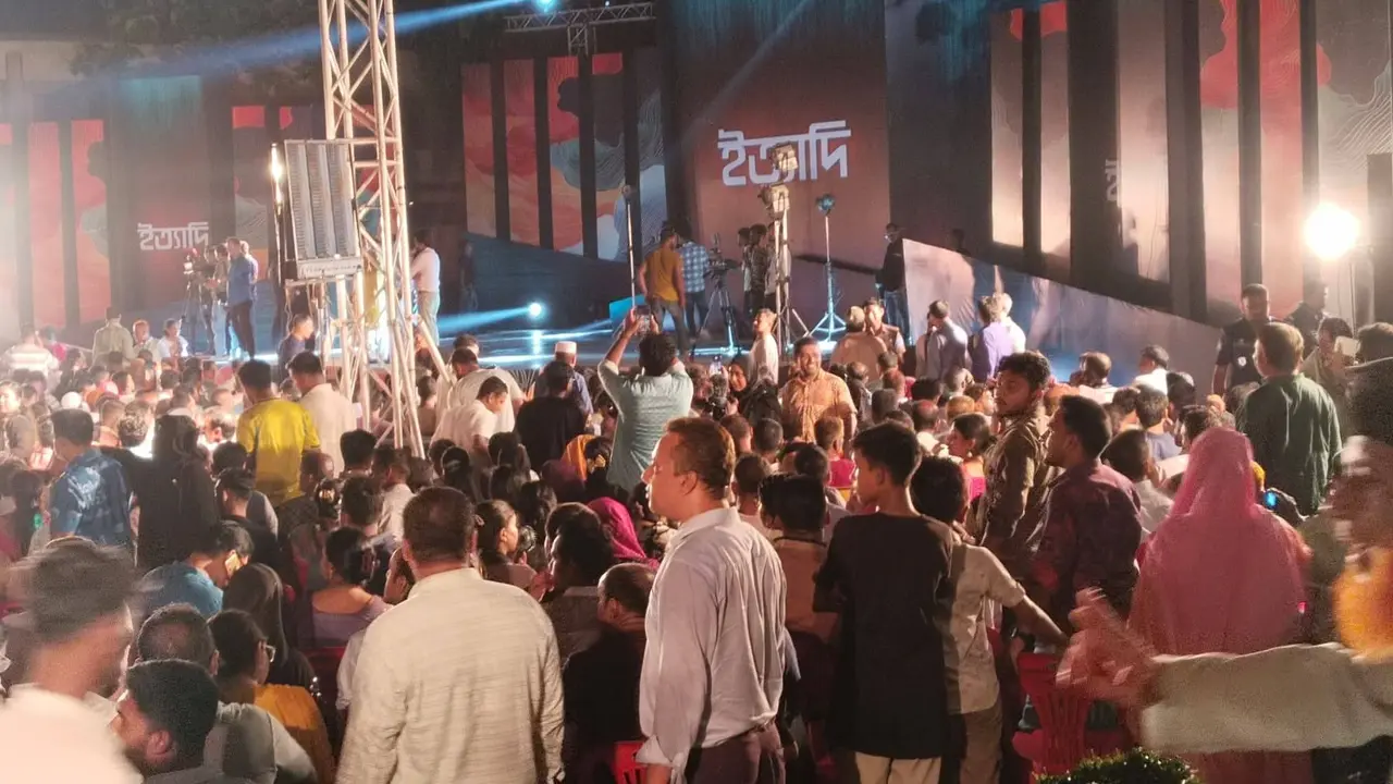 ইত্যাদি দেখতে গিয়ে শতাধিক দর্শকের মোবাইল চুরি