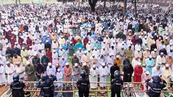 বৃষ্টিতে ভিজেই শোলাকিয়ায় ঈদুল আজহার নামাজ আদায় করলেন মুসল্লিরা