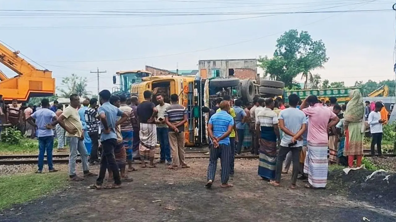 অরক্ষিত রেলক্রসিংয়ে ট্রেনের ধাক্কায় ট্রাকচালক নিহত