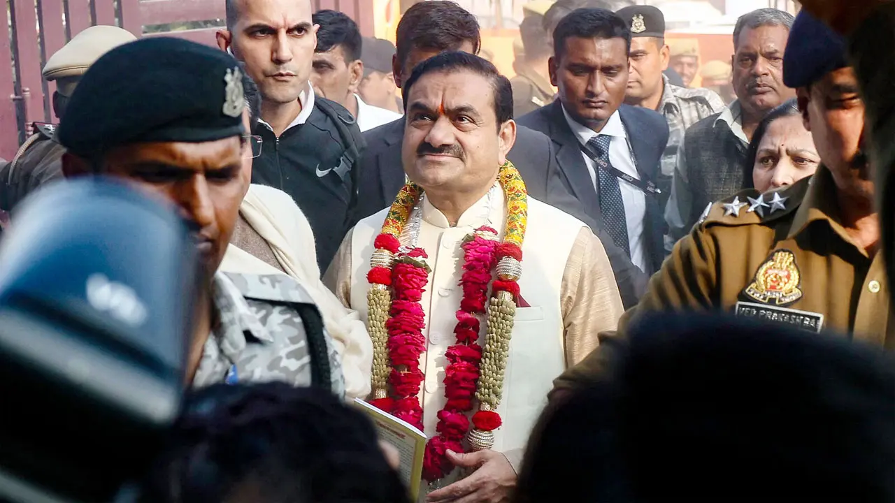 বিনিয়োগের প্রতিশ্রুতি দিয়ে যুক্তরাষ্ট্রে মামলা থেকে রেহাই পেলেন আদানি