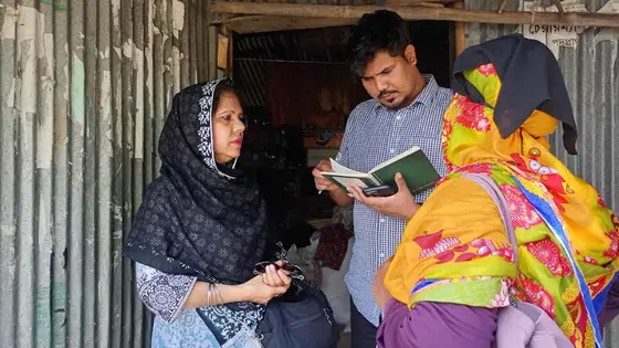 ধষর্ণের শিকার সেই শিশুর বাড়িতে আইন ও সালিশ কেন্দ্রের প্রতিনিধি দল