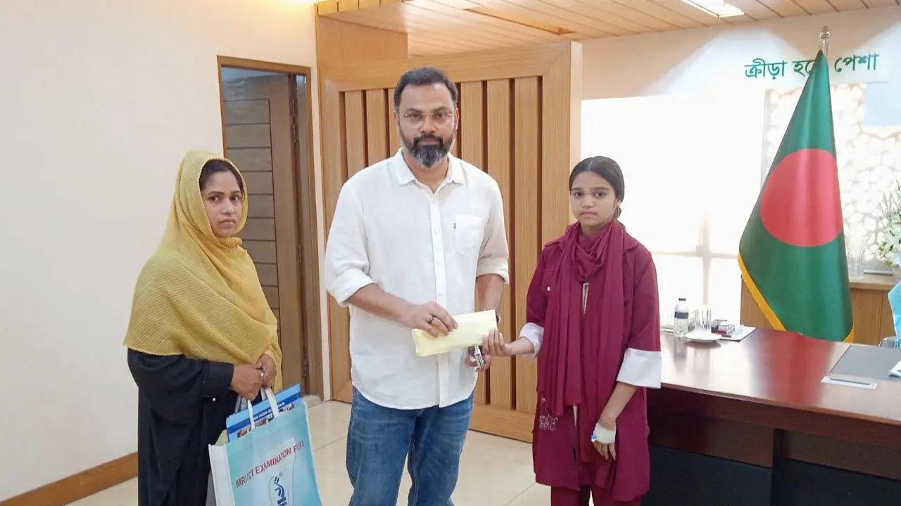খেলতে গিয়ে আঘাত পাওয়া মিথিলাকে আর্থিক সহায়তা দিলেন ক্রীড়া মন্ত্রী