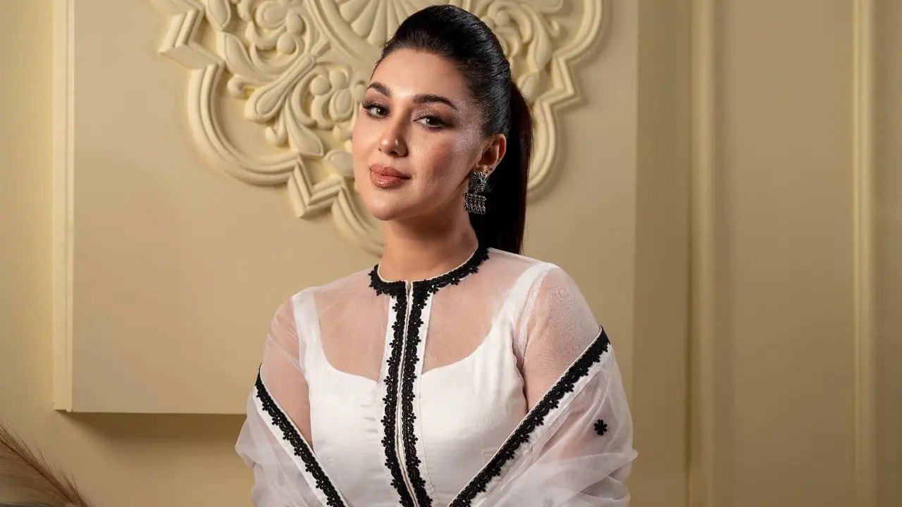 সাদা পোশাকে মুগ্ধতা ছড়ালেন অপু বিশ্বাস