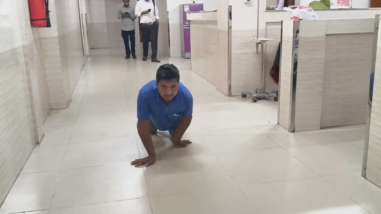 হামে আক্রান্ত ছেলে আইসিইউতে, প্রতিবন্ধী বাবার কাঁধে বাড়ছে ঋণের বোঝা