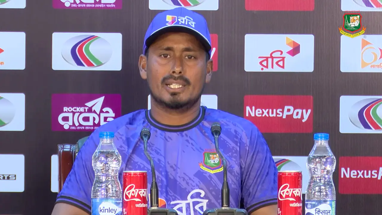 যে কারণে পাকিস্তান সিরিজের মাঝে ইংল্যান্ড-অস্ট্রেলিয়ার প্রসঙ্গ উঠল
