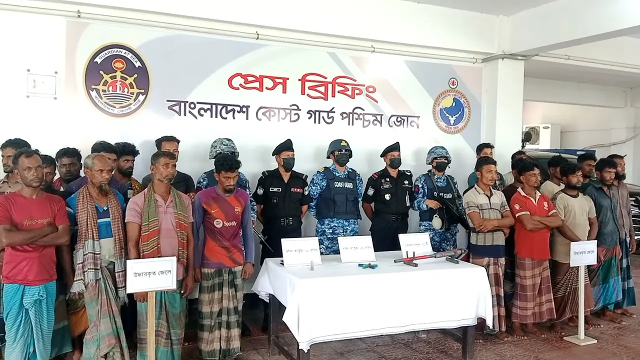 জাহাঙ্গীর-দয়াল বাহিনীর কাছে জিম্মি থাকা ২১ জেলে উদ্ধার