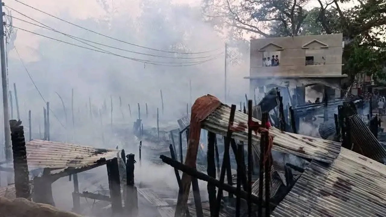 গভীর রাতে বান্দরবানে আগুনে পুড়ল ৪৮ দোকান ও বসতঘর